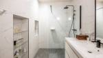 Douche à l'italienne avec niches de rangement intégrées, Paris 16e.