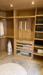 Dressing ouvert sur mesure en frêne teinté façon teck faux-plafond leds appartement à Camaret-sur-Mer (29570)