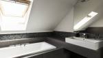 Rénovation d'une salle de bain chic et moderne sous les combles à Truyes (37320)
