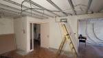 Appartement en cours de rénovation avec rails pour faux plafond à Alès
