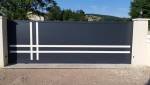 Portail motorisé coulissant panneau plein finitions laqué blanc