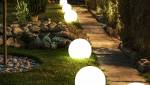 Eclairage allées jardin boules solaires
