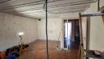 Salon en cours de rénovation avec cables électriques à Alès