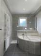 douche avec receveur extra plat et belle baignoire d'angle
