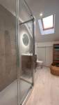 Vue d'ensemble de la salle de bain, avec une belle douche 