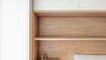 Étagères en bois clair pour un espace harmonieux à Sèvres