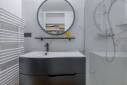 Fontaines Sur Saône (69270) : Rénovation complète d'une salle de bains avec l'alliance réussie du carrelage effet marbre et du noir