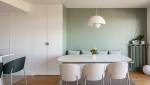 Design moderne et vue emblématique dans une cuisine parisienne