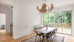 Une table en bois massif pour une salle à manger conviviale