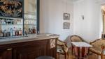 Transformation réussie d'un bar haussmannien à Paris 8e.
