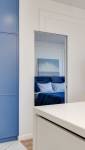 Une chambre en bleu et blanc