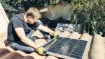 Pose d'un panneau photovoltaïque à Vienne