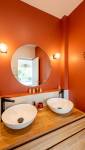 Ambiance chaleureuse et moderne dans cette salle de bain à Marnes-la-Coquette