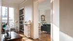 Élégance classique et moderne : Parquet à chevrons et miroir doré.
