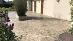 Terrasse en béton imprimé façon bois vieilli
