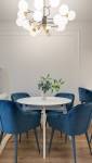 Du mobilier bleu par touches minimalistes