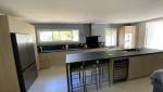 Cuisine avec plan de travail noir design La Maison Des Travaux Alès