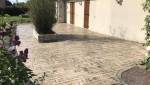 Terrasse en béton imprimé façon bois vieilli