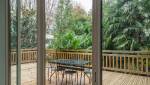 Terrasse en bois élégante et verdoyante à Paris 8e