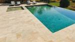 Plage de piscine et margelles en travertin