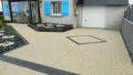 Allée extérieur en béton désactivé avec décor graphique
