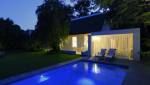 piscine avec éclairage de nuit