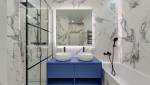 Une salle de bain bleu, blanc noir - Le Chesnay
