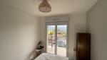 Une chambre rénovée du sol au plafond