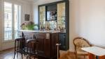 Bar rénové à Paris 8e : Tradition haussmannienne et modernité.