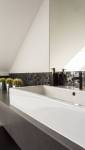 Rénovation d'une salle de bain chic et moderne sous les combles à Truyes (37320)