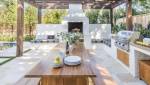 Un espace repas sous une tonnelle pour une terrasse conviviale