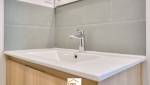 Lavabo et faïence dans une salle de bain rénovée