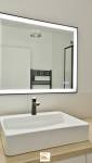 miroir dans une salle de bain rénovée