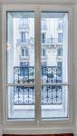 Vue du balcon sur la rue dans un appartement parisien