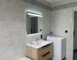 Miroir avec Led intégré au dessus d'un joli meuble vasque