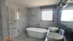 Salle de bain avec double vasques de lavabos