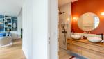 Des finitions soignées pour une salle de bain moderne à Marnes-la-Coquette