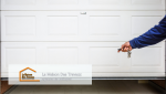 Gros plan sur la porte de garage, apportant une touche contemporaine et pratique à cet espace transformé.