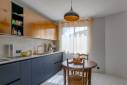 Fontaines Saint Martin (69270) : une nouvelle cuisine / vue linéaire evier et cuisson