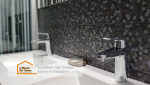 Un meuble sous-vasque suspendu moderne et pratique, avec un mur en carrelage mosaïque pour une touche élégante.