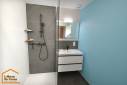 pose salle de bains maison en pisé