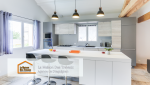 L’îlot central offre un vaste plan de travail, entouré de chaises de bar modernes pour un espace convivial et pratique. Un choix parfait pour ceux qui aiment cuisiner tout en discutant avec leurs invités.