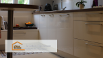 Un aménagement élégant et fonctionnel pour cette petite cuisine en longueur à Salernes, avec des rangements optimisés pour maximiser l’espace.