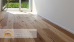 Rénovation de sol avec parquet isolant – Grâce à une sous-couche thermique et phonique, ce parquet offre un confort optimal pour le quotidien.
