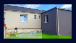 Nouvelle façade avec fenêtres en PVC à double vitrage, alliant isolation et esthétisme pour un intérieur plus chaleureux.