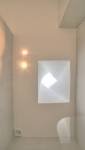 puits de lumière dans la salle de bain d'un appartement