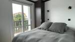 La chambre parentale avec le meuble de rangement