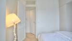 Rénovation monochrome blanc pour cet appartement sous les toits de Versailles