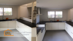 Une maison modernisée à Flayosc avec une cuisine en U et une extension lumineuse