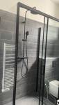 Cabine de douche et sèche serviette